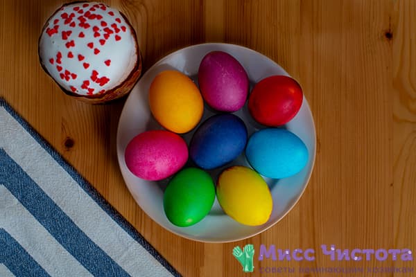 Huevos de Pascua teñidos con colorantes alimentarios