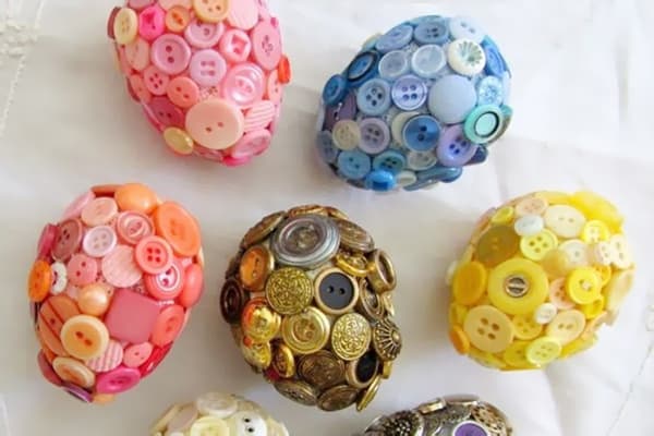 Ous decorats amb botons