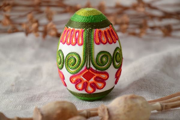 Ou de Pasqua decorat amb fils de colors