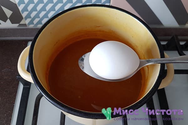 Dypp egg i gurkemeie buljong