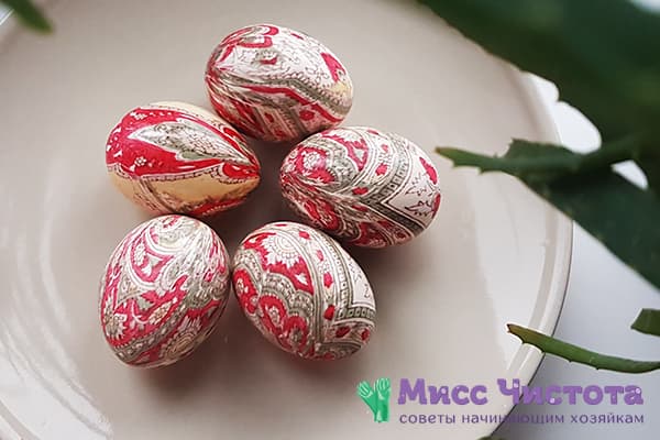 Huevos de Pascua pintados con aletas de seda