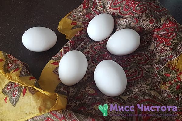 Ovos cozidos em pedaços de seda