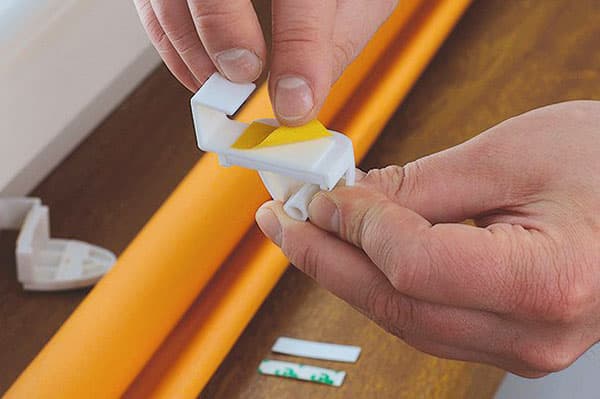 Prídavné zariadenie pre rolety na obojstrannej páske