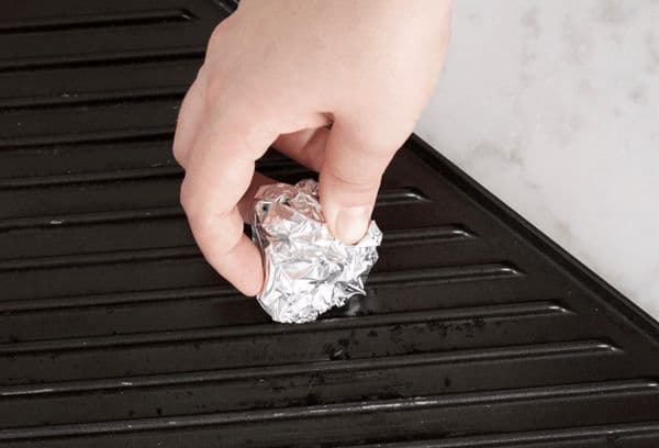 pulire il barbecue con una palla di alluminio