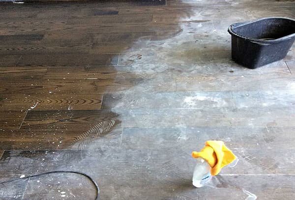 Polvere sul pavimento dopo la riparazione