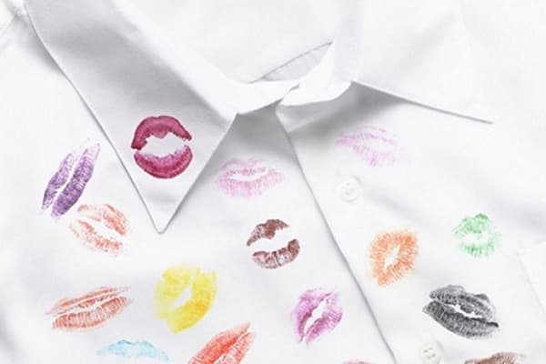 Lippenstiftmarkeringen op een wit shirt