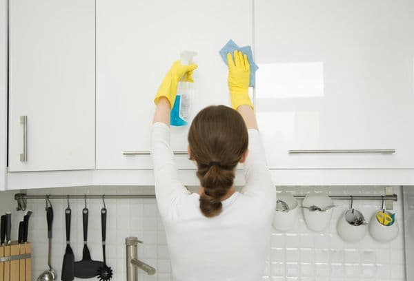 تنظيف خزائن المطبخ