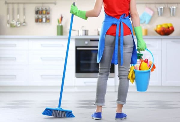 الفتاة هي التنظيف