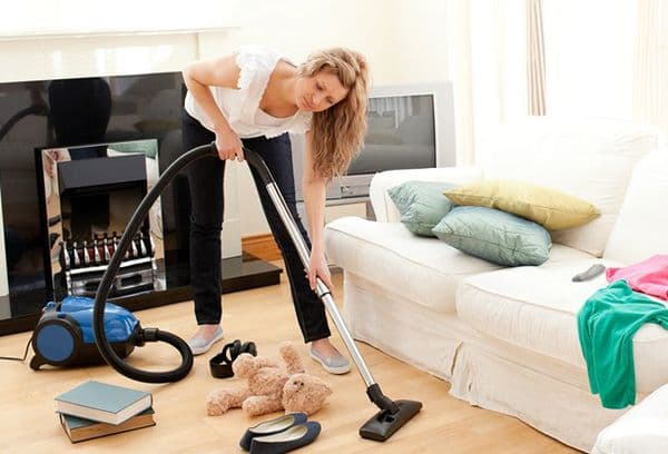 Jenta rengjør leiligheten