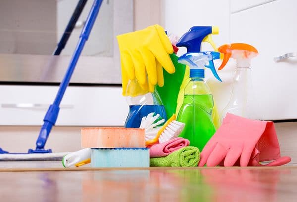 mezzi e dispositivi per la pulizia dell'appartamento