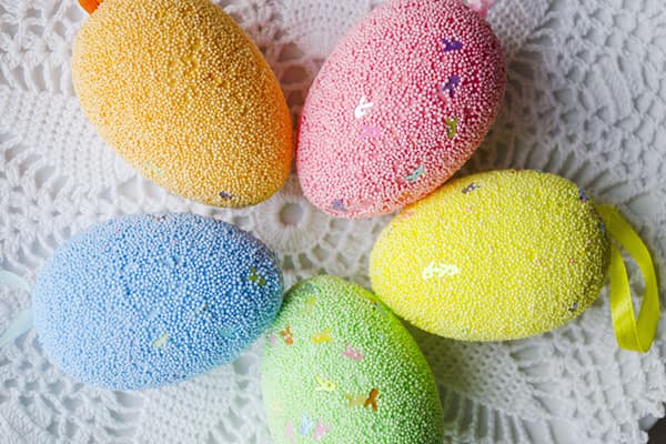 Huevos de Pascua en chispitas de colores