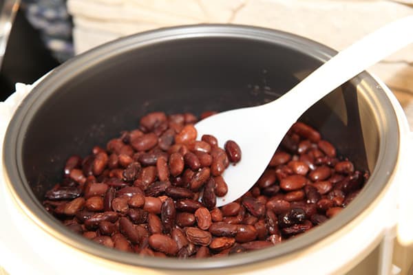 Vaření fazolí v pomalém sporáku