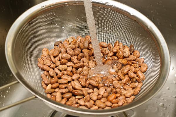 Opláchněte fazole pod tekoucí vodou