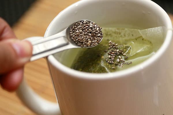 Dodavanje Chia sjemenki u čaj