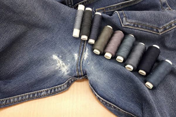 Tråd i jeans i farve