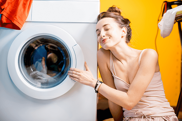 La ragazza è contenta della lavatrice