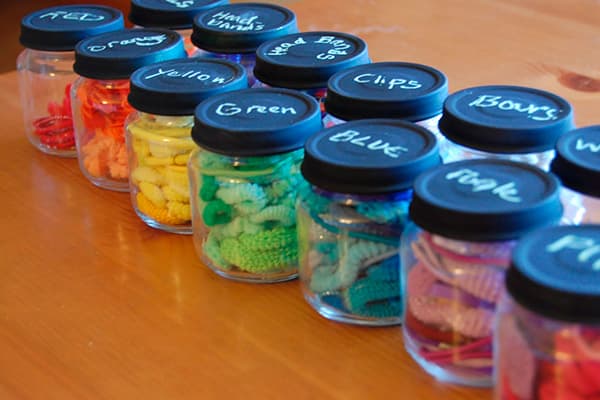 Farebné gumičky v pohári detskej výživy