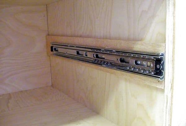 Paano mag-pull out ng isang drawer mula sa isang modernong set ng kusina