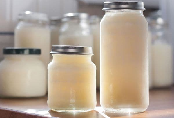 Bröstmjölk i glasburkar