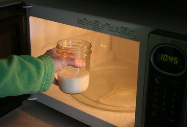 Un vaso de leche en el microondas.