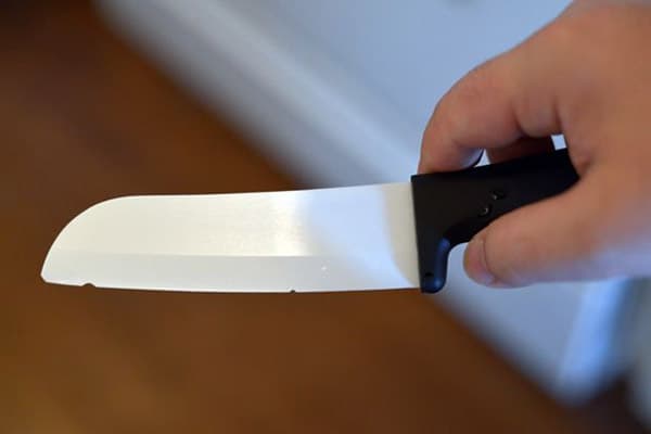 Bortskjemt kniv med keramisk blad