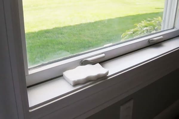 Melamínová špongia na okne