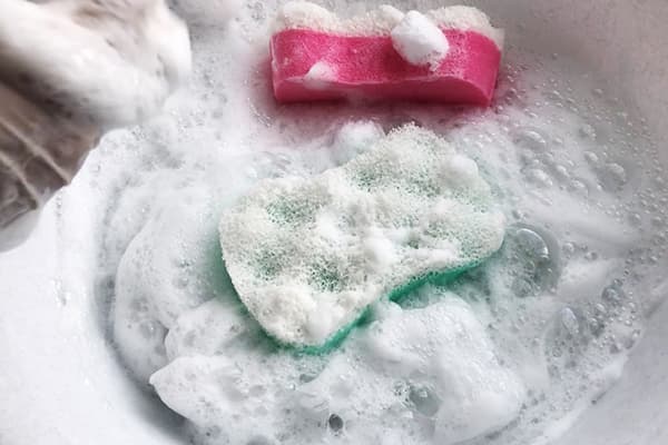 Mga sponges sa soapy foam