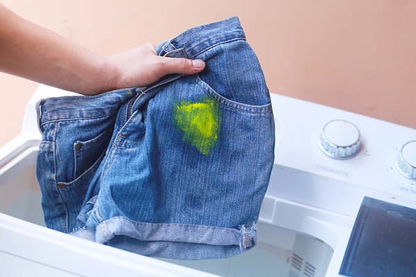 Tvätta shorts med en fläck från färgen