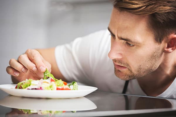 Um homem examina uma salada