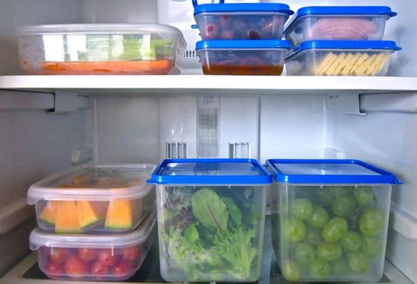 Lebensmittel in Behältern im Kühlschrank
