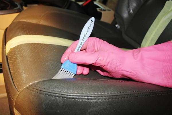 Bir arabanın deri koltuğunun temizlenmesi