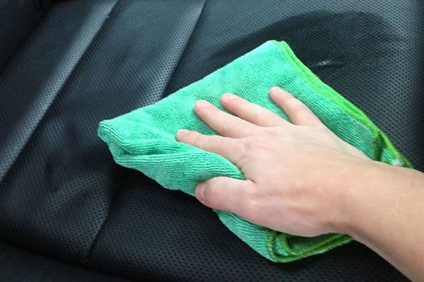 Καθαρίστε το κάθισμα αυτοκινήτου οικολογικού δέρματος