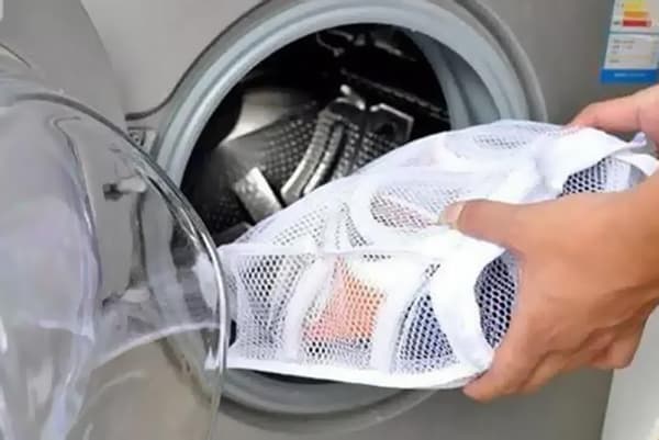 Bir çamaşır makinesinde bale ayakkabılarını yıkama