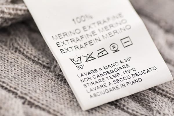 Etikett på en stickad tröja