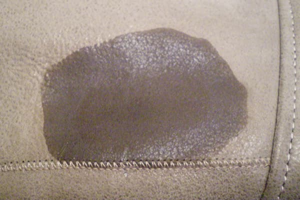 Noda silikon pada kerusi kulit eko
