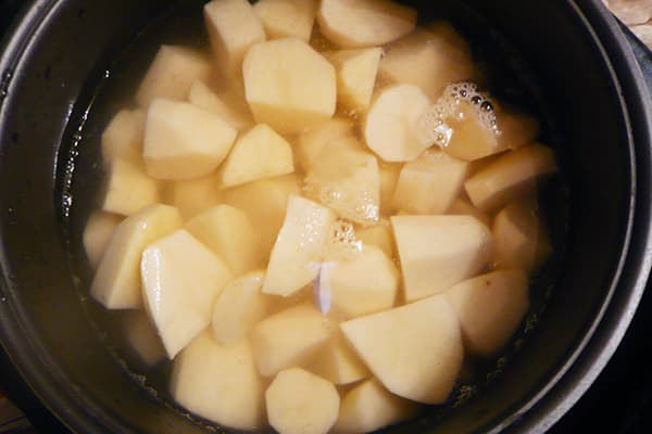 Patates kızartma kabına patates ıslatma