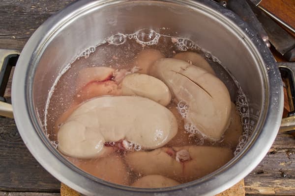 Buah pinggang babi dalam kuali dengan air