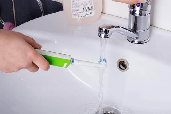 Pranje električne četkice za zube