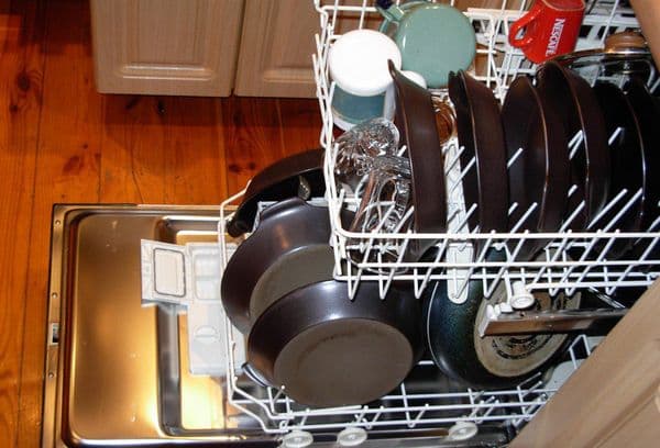 nádobí v myčce na nádobí