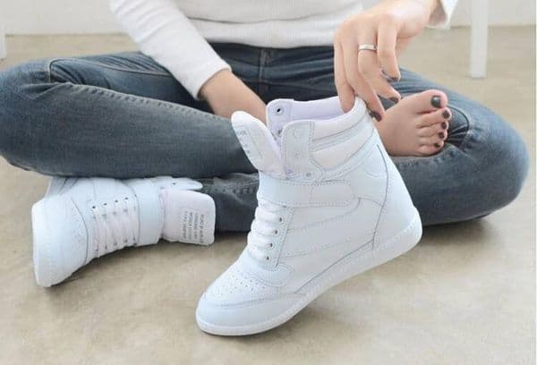 бели обувки за жени