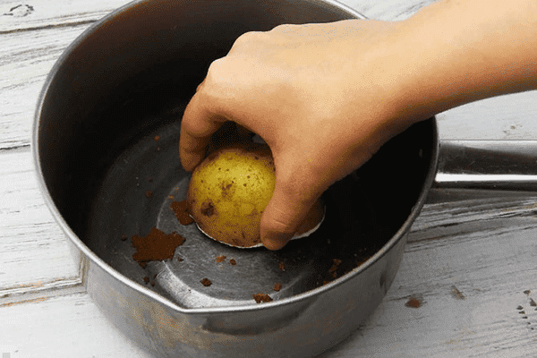تنظيف الأواني مع البطاطا النيئة من الصدأ
