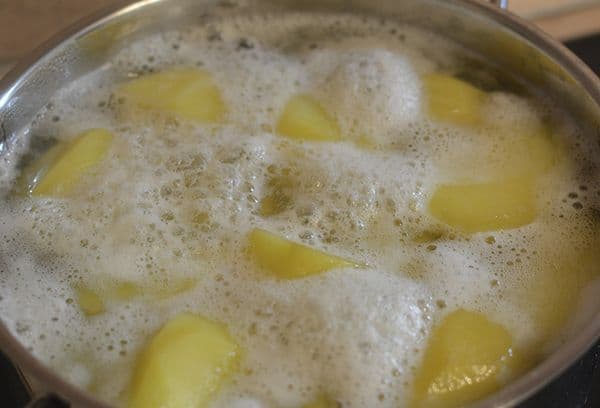 potatis i vatten med skum