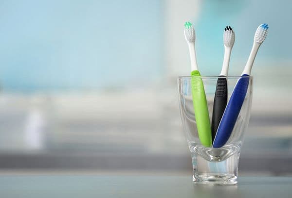 Cepillos de dientes en un vaso