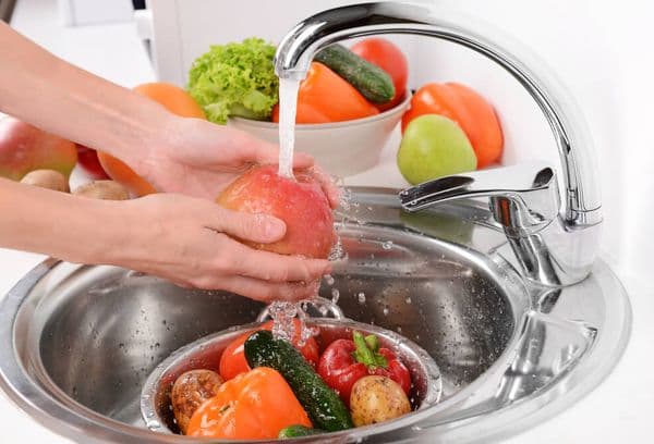 Groenten en fruit wassen