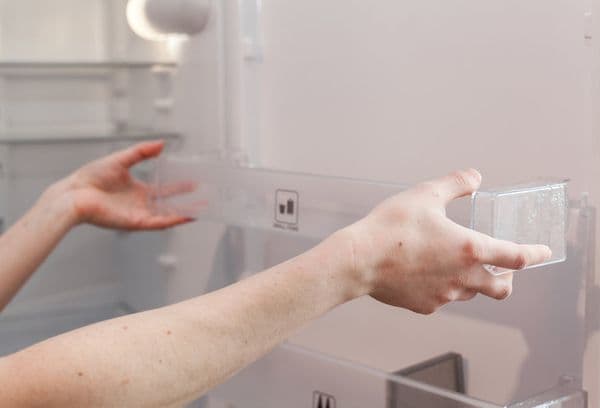 tvättade kylskåpsdelar