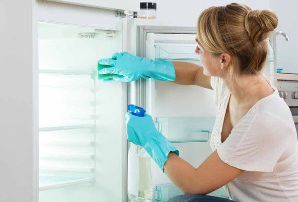 rengöring av kylskåp