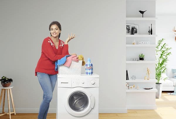 Kvinne ved vaskemaskinen
