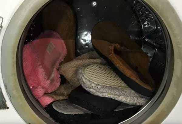Beskidte hjemmesko i vaskemaskinen