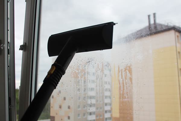 غسل النوافذ بالبخار