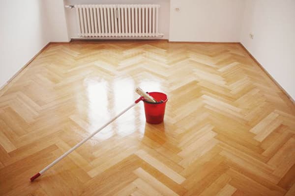 Limpieza del piso después de la reparación